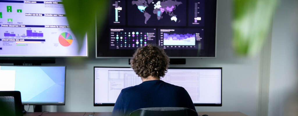 man achter computer met data